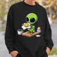 トーストに目玉焼きを食べるエイリアン スウェットシャツ 彼への贈り物
