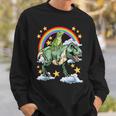 恐竜恐竜に乗る緑のイグアナ スウェットシャツ 彼への贈り物