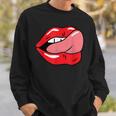 赤い唇を舐めるロックンロールグラフィック。 スウェットシャツ 彼への贈り物