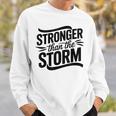 Stronger Than Thetorm Motivational Inspirational Positive スウェットシャツ 彼への贈り物