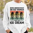 アイスクリームを持った老婆を決して過小評価しない スウェットシャツ 彼への贈り物