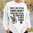 ジャーマン・シェパードはあなたの心を盗みますあなたのベッドとソファを盗みます スウェットシャツ 彼への贈り物