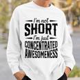 私は背が低いのではなくただ凝縮しているだけです素晴らしさ スウェットシャツ 彼への贈り物