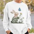 蝶のイースターとデイジーを保持している甘いウサギのウサギ 長袖tシャツ スウェットシャツ 彼への贈り物