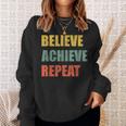 Believe Achieve Repeat Motivational Ambition Inspiration スウェットシャツ 彼女への贈り物