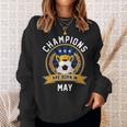 Champion Are Born In May フットボール サッカーボール 誕生日プレゼント 長袖tシャツ スウェットシャツ 彼女への贈り物