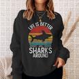 Life Is Better Withharks Around レトロ シャーク スウェットシャツ 彼女への贈り物