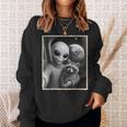 アライグマとエイリアンセルフィー、Ufo&地球写真、面白いエイリアン スウェットシャツ 彼女への贈り物