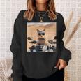 アラビア砂漠でサングラスをかけた猫、ドバイにマッチ。 スウェットシャツ 彼女への贈り物