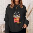 クールなフレンチブルドッグがフライドポテトを食べるグラフィッククールなデザイン。 スウェットシャツ 彼女への贈り物