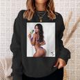セクシーガールグラフィックtシャツ アイスポップのセクシーなラティーナブーティーガール。 スウェットシャツ 彼女への贈り物