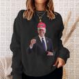 バイデンはトランプの帽子をかぶっています 2024 スウェットシャツ 彼女への贈り物