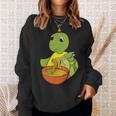 亀がラーメンを食べる 和食 スウェットシャツ 彼女への贈り物