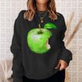 噛まれた青リンゴのイラスト スウェットシャツ 彼女への贈り物