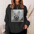 怖いアライグマのセルフィーとビッグフット&面白いサスカッチ。 スウェットシャツ 彼女への贈り物