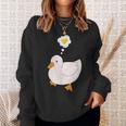 目玉焼きのハートがかわいいアヒル好きのデザイン。 スウェットシャツ 彼女への贈り物