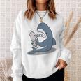 イカを噛み切ることができないサメ スウェットシャツ 彼女への贈り物