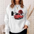 レトロな赤いミニトラックと日本の夕日。 長袖tシャツ スウェットシャツ 彼女への贈り物