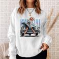 強風ピンナップガールとオールドアメ車のバックプリント スウェットシャツ 彼女への贈り物