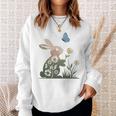 蝶のイースターとデイジーを保持している甘いウサギのウサギ 長袖tシャツ スウェットシャツ 彼女への贈り物