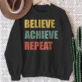 Believe Achieve Repeat Motivational Ambition Inspiration スウェットシャツ 年配の女性への贈り物