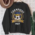 Champion Are Born In May フットボール サッカーボール 誕生日プレゼント 長袖tシャツ スウェットシャツ 年配の女性への贈り物