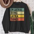 I'm Latika Doing Latika Things 面白い名言 スウェットシャツ 年配の女性への贈り物