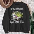 Largemouth Hunter 面白いビッグバス釣りユーモア スウェットシャツ 年配の女性への贈り物