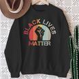Lives Matter Raised Fist Retrointage No Racism スウェットシャツ 年配の女性への贈り物