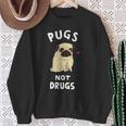 Pugs Not Drugs 犬好きのtシャツペットへの面白いプレゼント スウェットシャツ 年配の女性への贈り物