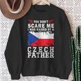 Raised By A Czech Father Father's Day Czech Republic Flag スウェットシャツ 年配の女性への贈り物
