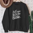 Self Care Tip Read The Bible 信仰のインスピレーション スウェットシャツ 年配の女性への贈り物