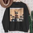 アラビア砂漠でサングラスをかけた猫、ドバイにマッチ。 スウェットシャツ 年配の女性への贈り物