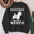 ウェスティ・ドッグを飼っている老人を決して過小評価しないでください スウェットシャツ 年配の女性への贈り物