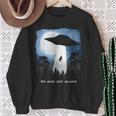 エイリアン アブダクション 牛 Ufo We Are Not Alone ギフト スウェットシャツ 年配の女性への贈り物