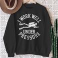 ダイビング I Work Well Under Pressure ダイビング・スポーツ ダイバーの言葉 スウェットシャツ 年配の女性への贈り物