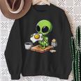 トーストに目玉焼きを食べるエイリアン スウェットシャツ 年配の女性への贈り物