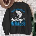 ベルーガクジラに簡単に気を取られる面白いシロイルカ動物。 スウェットシャツ 年配の女性への贈り物