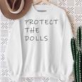 Protect The Dolls。 スウェットシャツ 年配の女性への贈り物