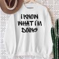 I Know What I'm Doing 面白いホワイトライパーティーアイデア スウェットシャツ 年配の女性への贈り物