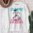 Life's About Goals And Assists サッカー 面白いサッカー選手 スウェットシャツ 年配の女性への贈り物
