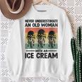 アイスクリームを持った老婆を決して過小評価しない スウェットシャツ 年配の女性への贈り物