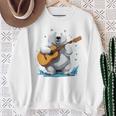 アコースティックギターを弾くクマ、ベアギタリスト 長袖tシャツ スウェットシャツ 年配の女性への贈り物
