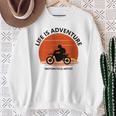 アドベンチャー バイク おもしろ ツーリング 人生は冒険だ オフロードバイクバイク イラスト スウェットシャツ 年配の女性への贈り物