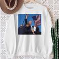 トランプ大統領のために祈り、決して降伏しない、神の祝福トランプ。 長袖tシャツ スウェットシャツ 年配の女性への贈り物