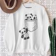 パンダ愛好家のためのポケットの中のかわいいカワイイベイビーパンダ スウェットシャツ 年配の女性への贈り物