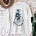 ビンテージのペニーファージング自転車に乗る粋なカエルのサイクリスト スウェットシャツ 年配の女性への贈り物