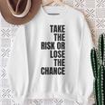 リスクを取るか、チャンスを失うか大胆なモチベーションウェア。 スウェットシャツ 年配の女性への贈り物