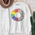 レインボー ヒマワリ ハッピー プライド スウェットシャツ 年配の女性への贈り物