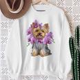 花を持つヨークシャー テリア 長袖tシャツ スウェットシャツ 年配の女性への贈り物